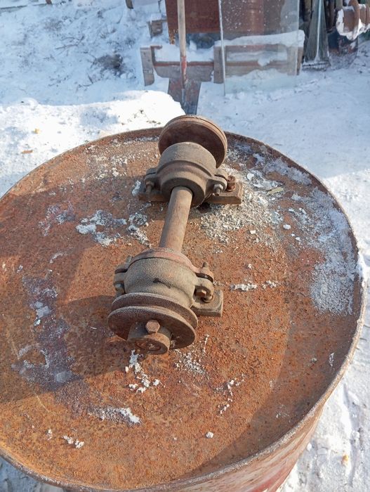 Вал с подшипниками и шкивом