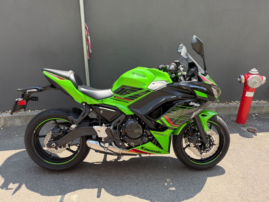 Vand Motocicleta Kawasaki Ninja 650 KRT ABS (model 2023)