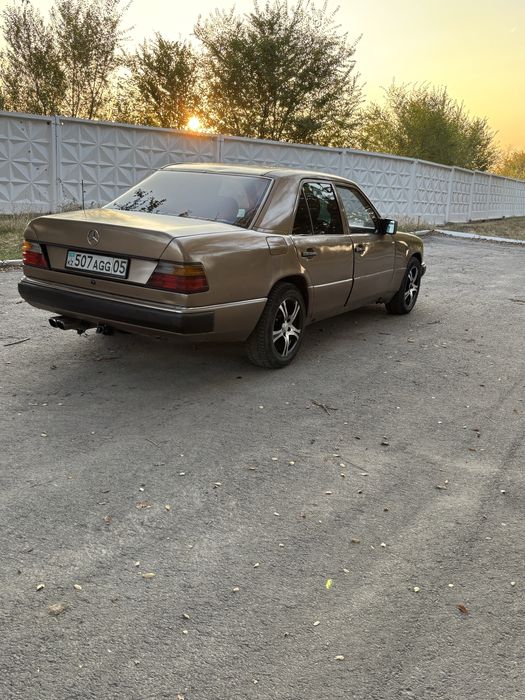 Мерседес W 124.