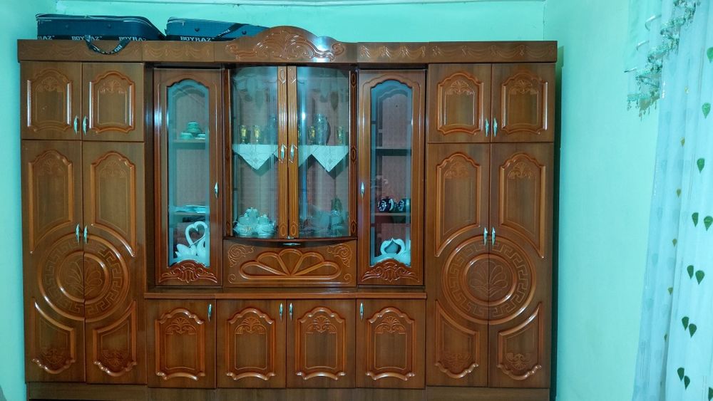 Мебел стенка сотилади