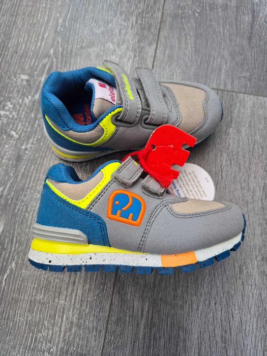 Adidași noi, elefanten, mărimea 22