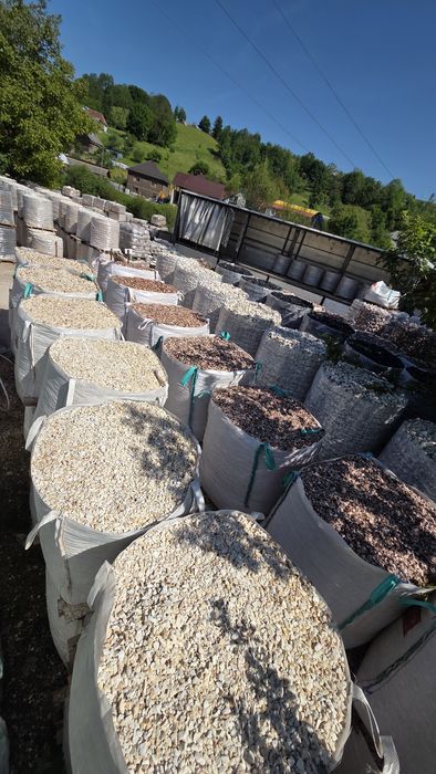 Thassos  piatra rotunjita alba gri rosiatic  pasi gradina bolovani