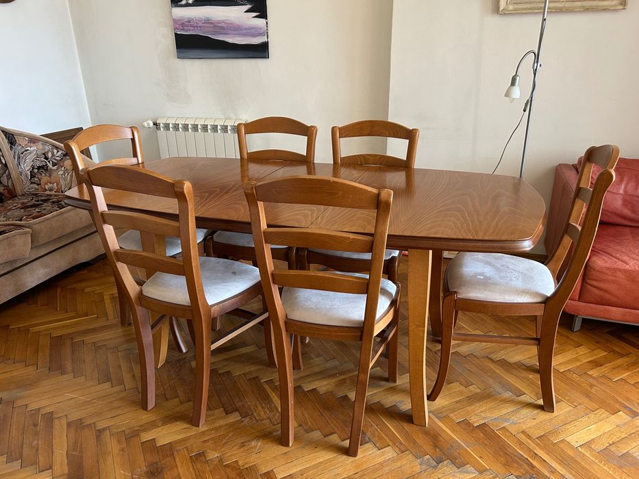 Разтегателна маса и 6 стола от масивно дърво в супер състояние