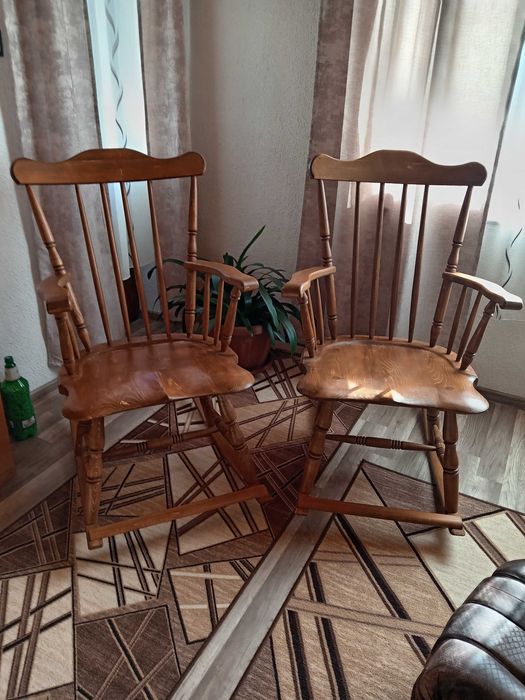 Дървени люлеещи се столове