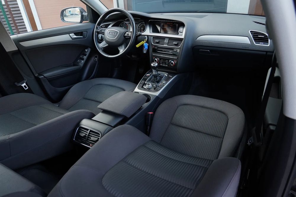 Audi A4 Avant GARANTIE 24 LUNI*RATE*REVIZIE*Ultra*S-Line*Manuala*Navi*Bixenon*Led