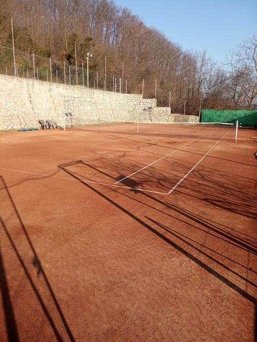 Teren de tenis pe zgură de închiriat în Reșița.
