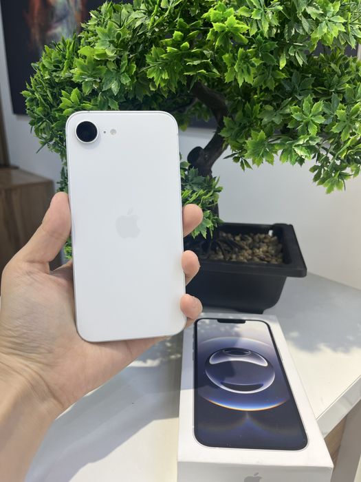 iPhone 16е в идеальном состоянии