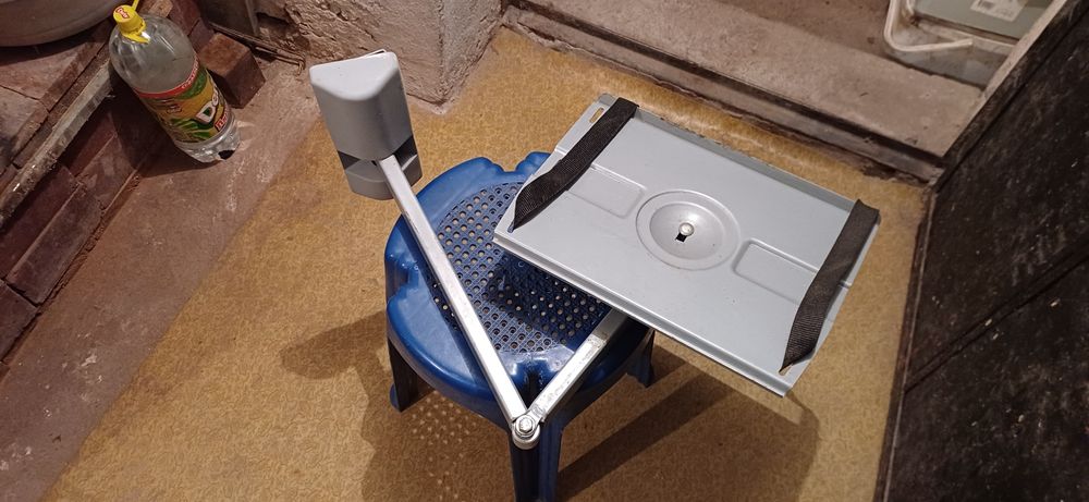 Згаваема подвижна стойка за телевизор