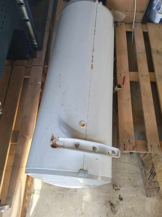 Boiler folosit 2 ani perfect pentru funcționare 150L