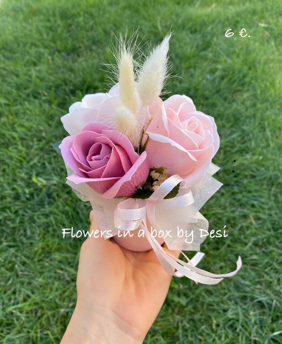 Букети в кутия, подарък за осми март