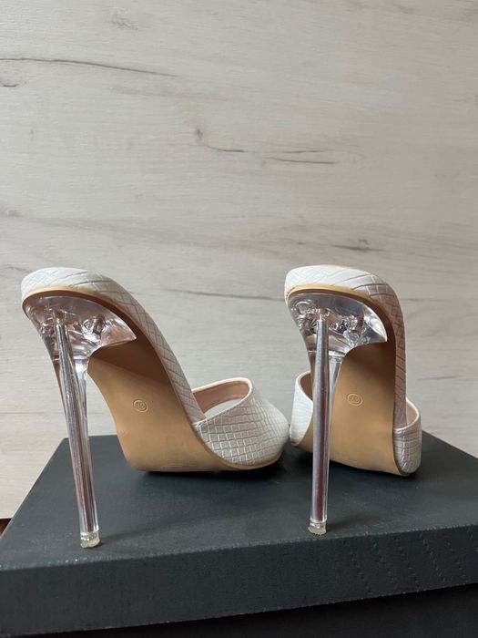 Sandale albe elegante