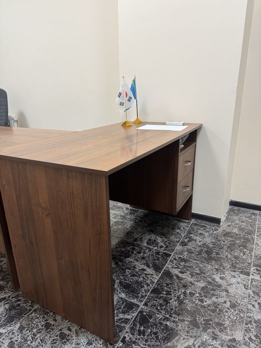 Офисные столы с тумбочкой