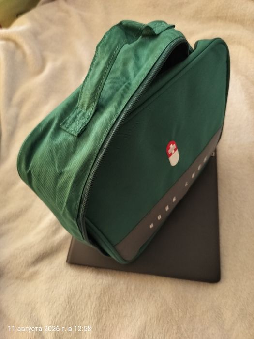 Trusă de prim ajutor cu 6 compartimente, 20×25×13,5 cm, verde.
