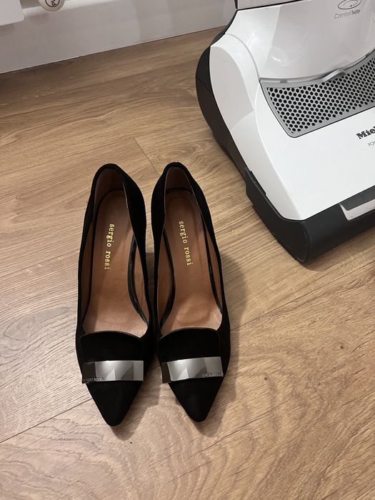 Туфли “Sergio Rossi” түсі қара , тақасы орташа,