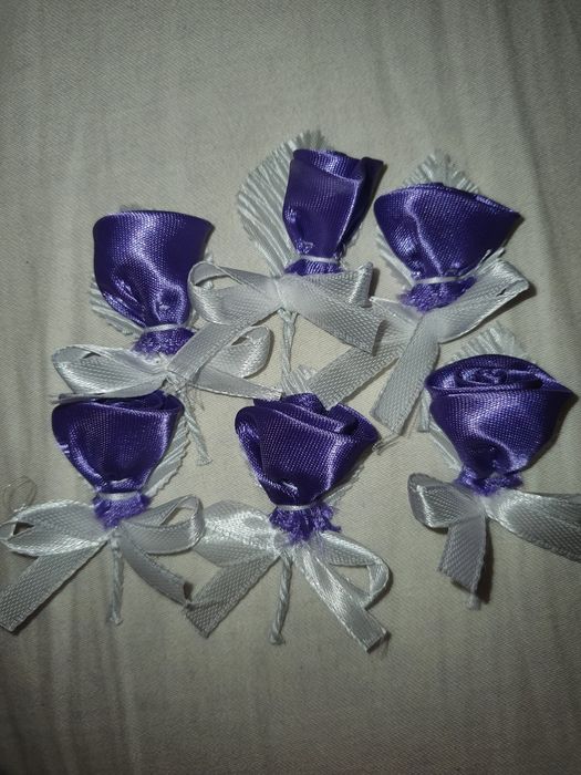 Cocarde trandafiri mov nunta/ botez bolduri ace gamalie