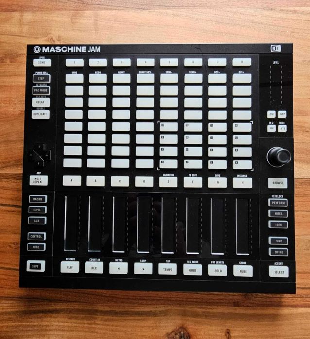 Електронни инстументи Elektron и Novation, ефект педали, Maschine