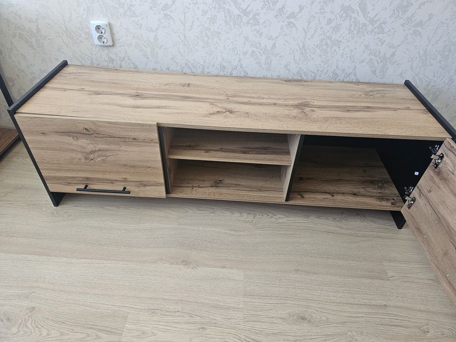 Продавам тв шкаф