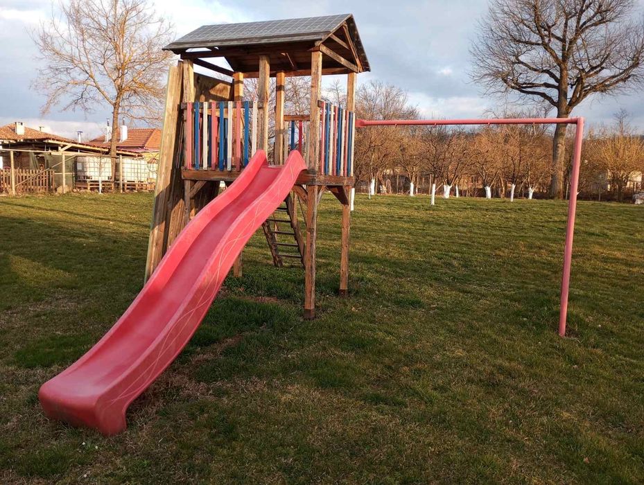 Детска къща за игра с пързалка и стена за катерене