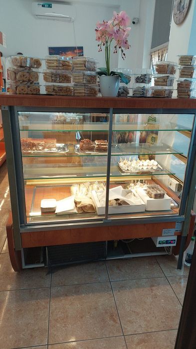 Vând vitrină de prăjituri