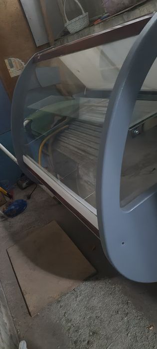 Витрыный холодилник новый