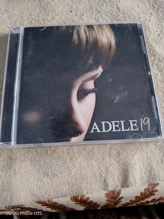 Продавам СД диск на АДЕЛЕ19