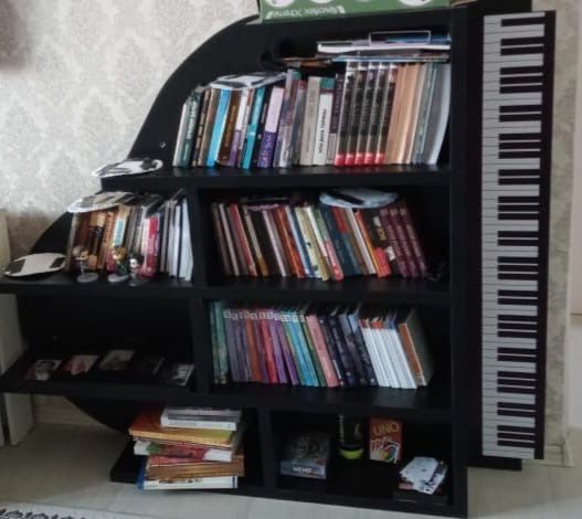 Авторская дизайнерская книжная полка в виде пианино
