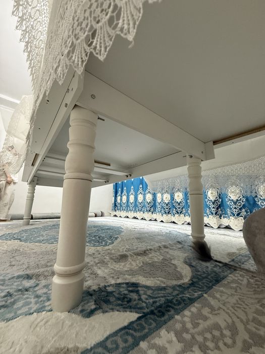 Продам белый стол в отличном состоянии