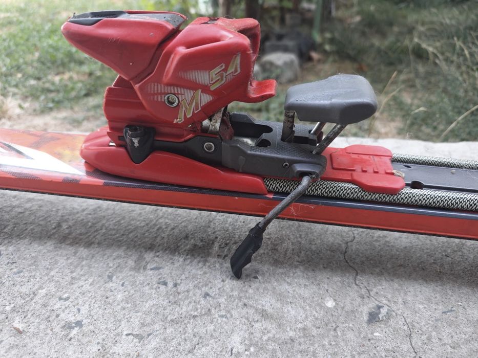 Skiuri cu prinderi
