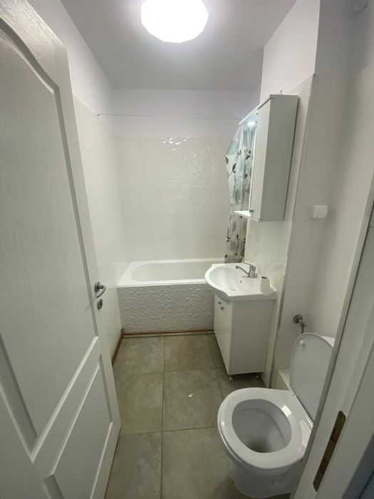 Inchiriez apartament 2 camere - str. Bizusa, etaj intermediar