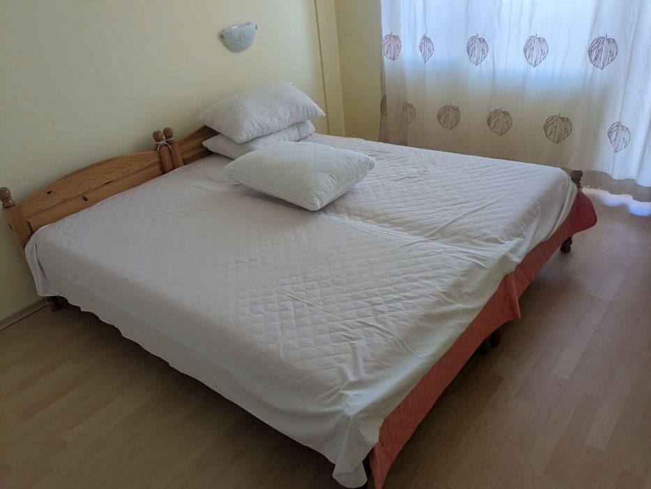 Единични легла, дървена рамка и матрак