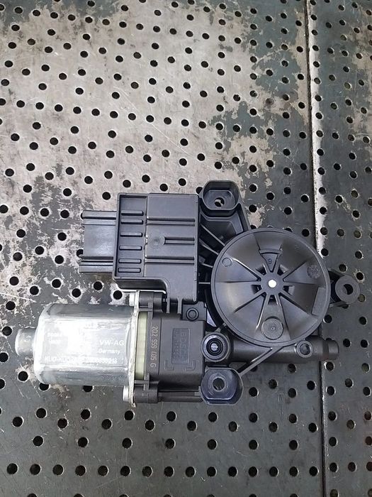 Motoras macara stanga fata vw t cross c11 d31 2q0959405g 0130822064