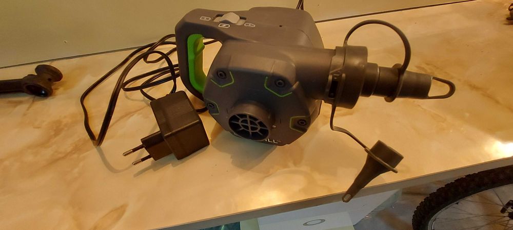 Продавам акумулаторна, зареждаща се въздушна помпа за надуване