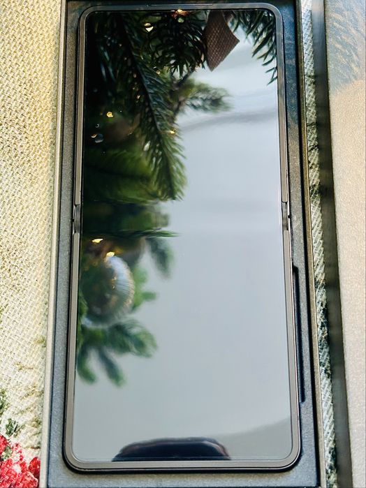 Samsung Z Flip 7 256GB - перфектен, с гаранция до 24.08.2027