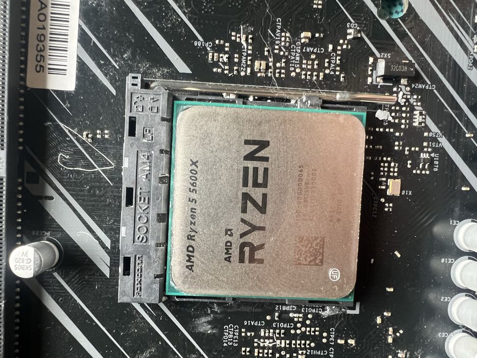 Продавам Ryzen 5 5600X