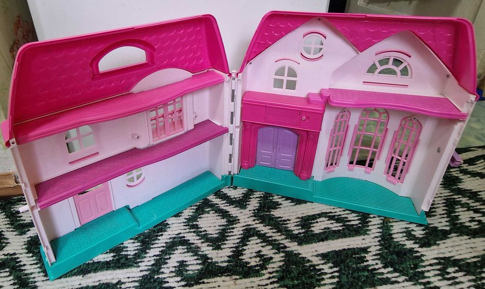 Домик кукольный с мебелью