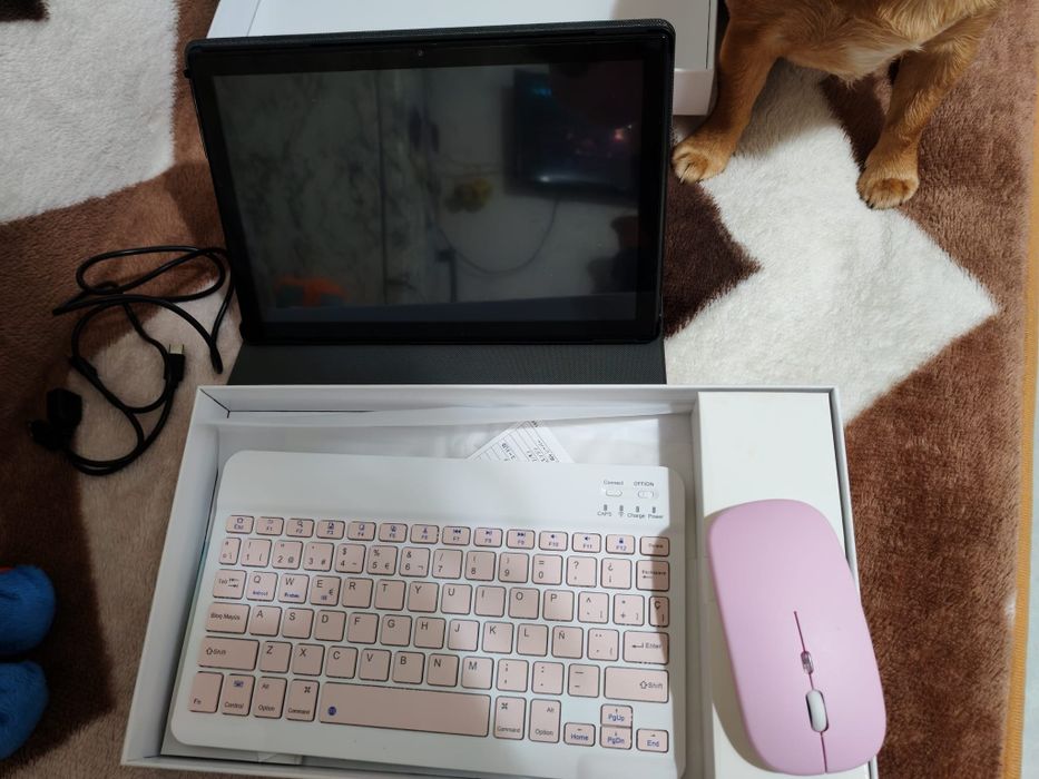 Vând tabletă cu tastatura și mouse