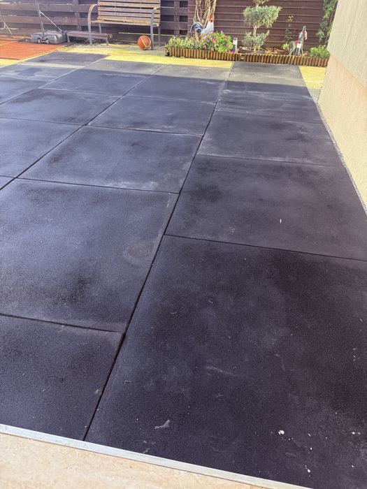 Tartan negru folosit in sala de fitness