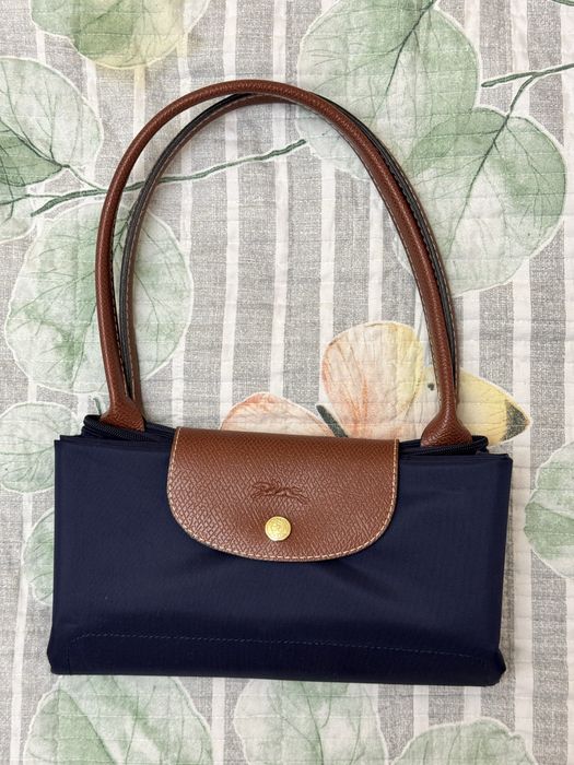 Сумки продаются miu miu и longchamp
