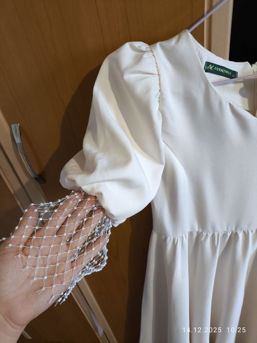 Платья, туфли продаются