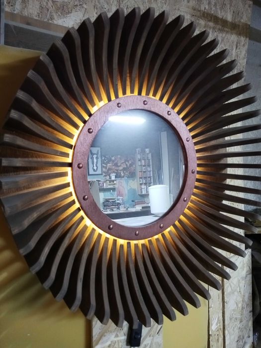 Продаётся необычное зеркало.