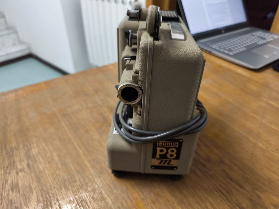 Aparat de proiecție film vintage Eumig P8m