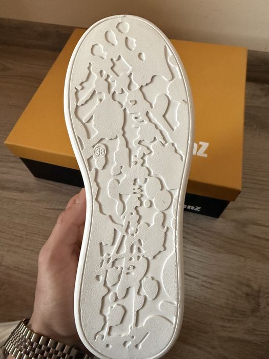 Продавам спортно елегантни бели обувки