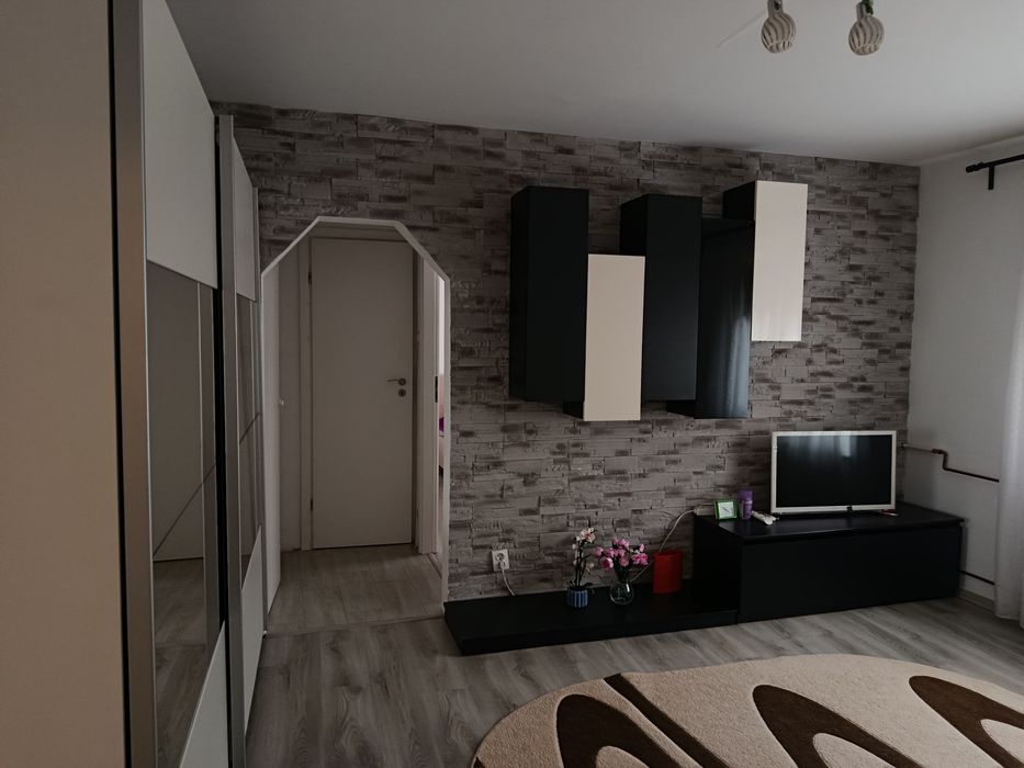 Închiriez apartament cu 3 camere
