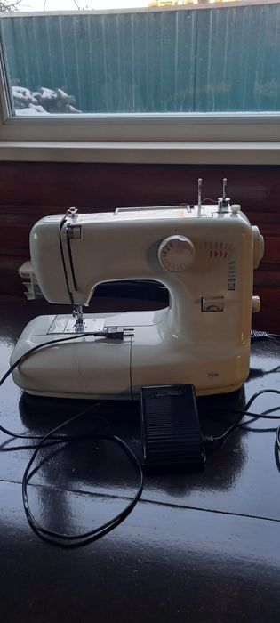 Электрическая швейная машинка