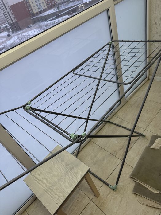 стол стулья и вешалка