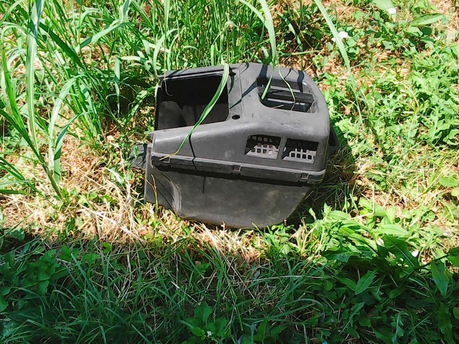 Бензинова косачка за трева с кошница.