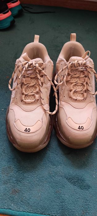 Vând Balenciaga Triple S