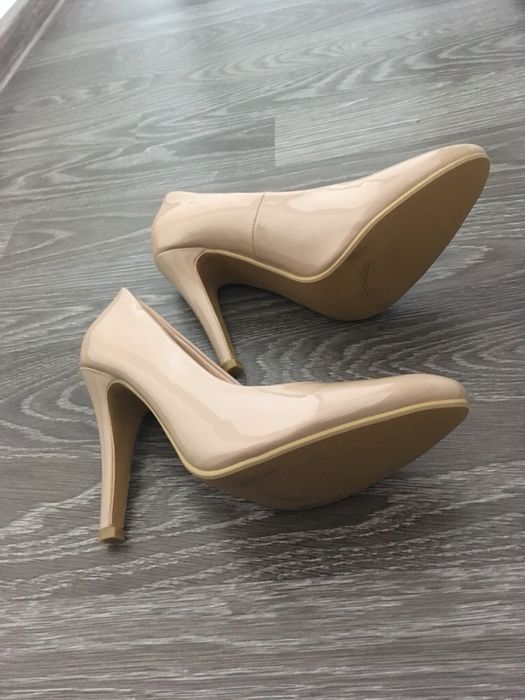 Pantofi lacuiti marimea 39, noi