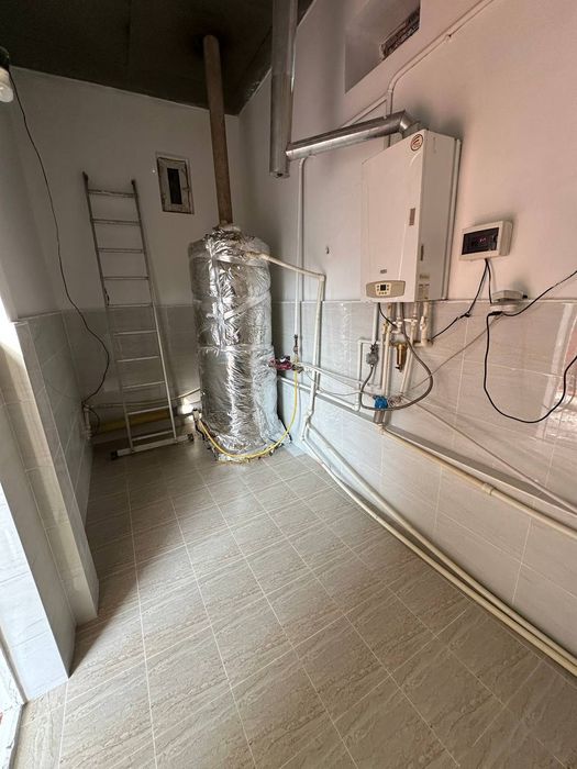 Продаётся дом в хорошо районе, 10 соток земли, 9 комнат