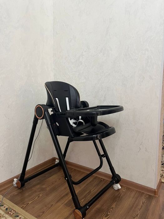 Детский стол для питания новый.